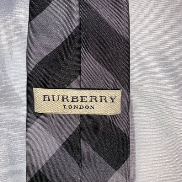 Burberry Tie Mint Condition Never Worn - Picture 2 of 5